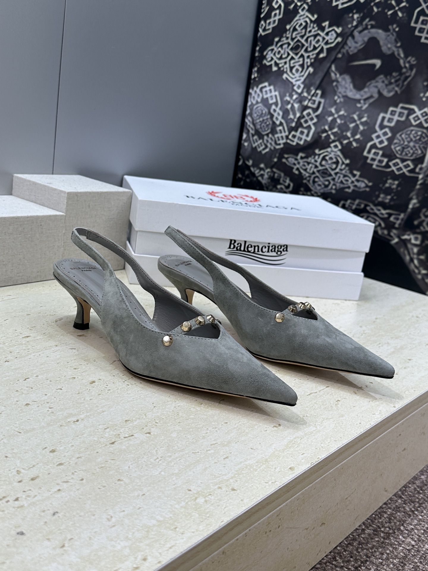 巴黎世家 Balenciaga 2026春夏新款铆钉女鞋 双B字母logo五金扣中跟尖头后空气质凉鞋鞋材