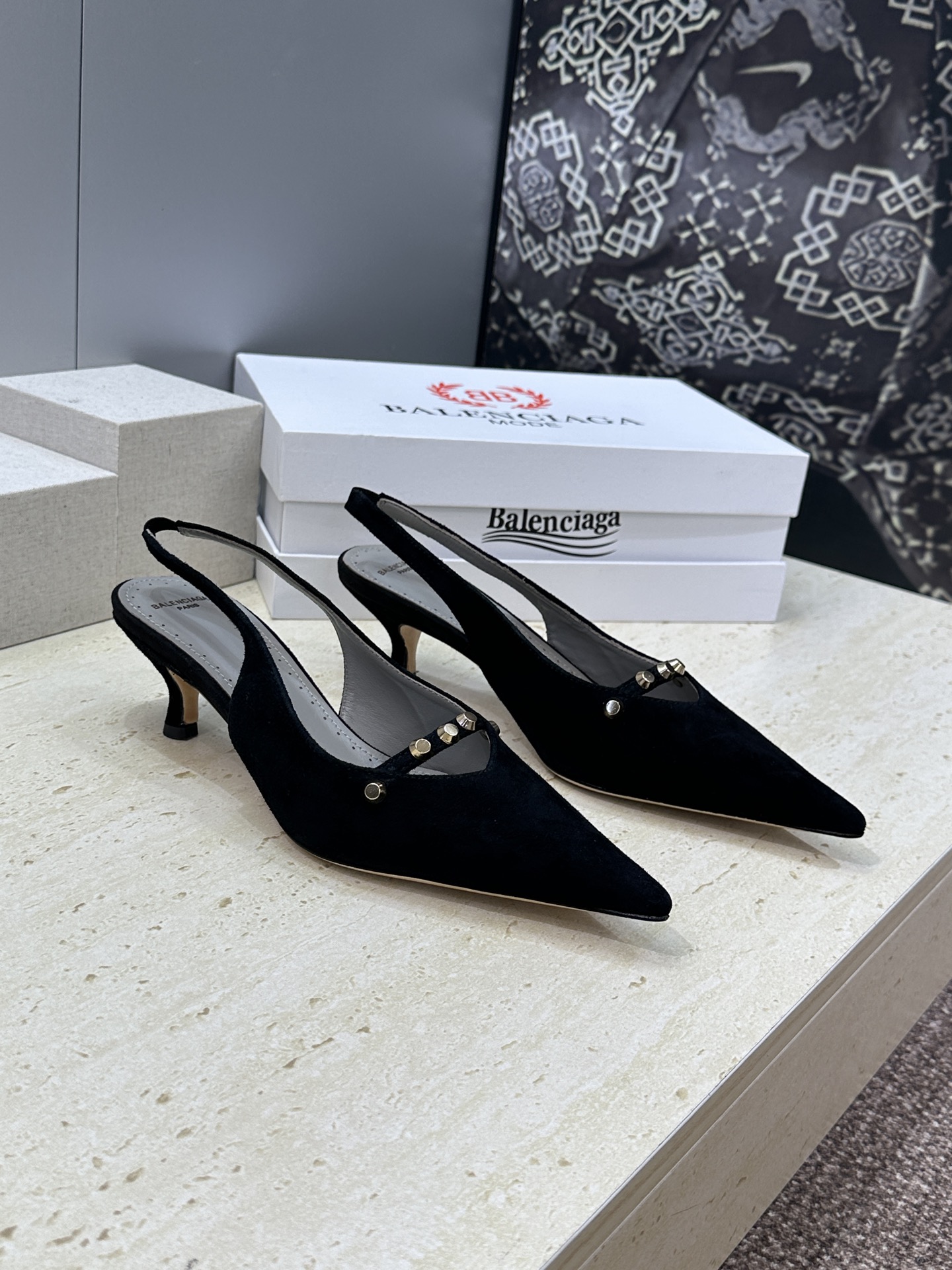 巴黎世家 Balenciaga 2026春夏新款铆钉女鞋 双B字母logo五金扣中跟尖头后空气质凉鞋鞋材