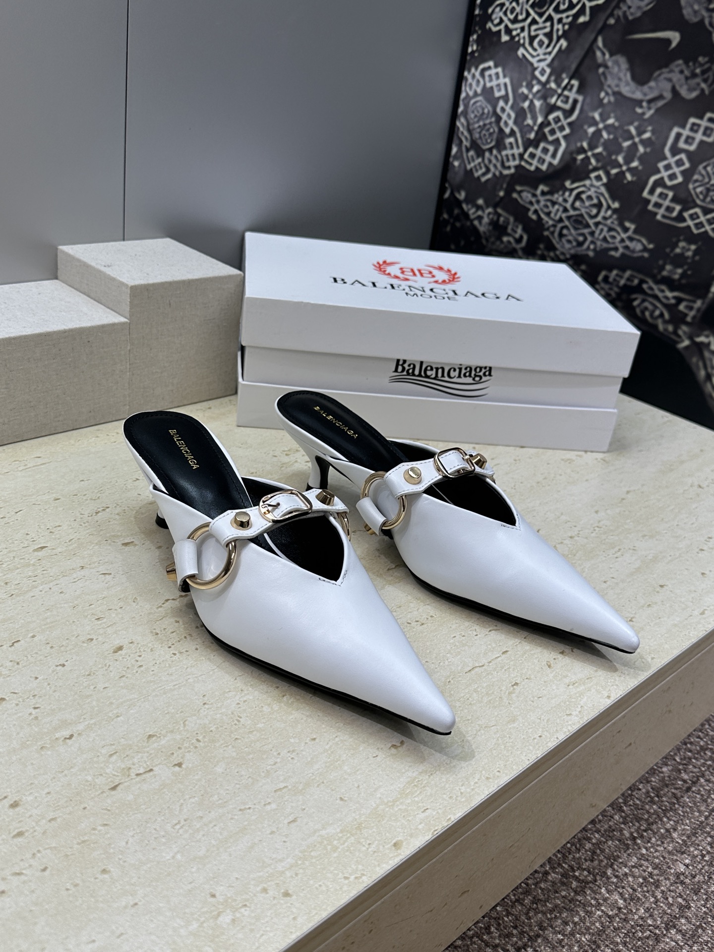 Balenciaga 2026春夏新款尖头中跟女鞋 巴黎世家字母logo五金扣气质穆勒凉拖鞋材质:鞋面进