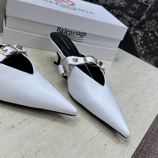Balenciaga 2026春夏新款尖头中跟女鞋 巴黎世家字母logo五金扣气质穆勒凉拖鞋材质:鞋面进 Balenciaga 2026春夏新款尖头中跟女鞋 巴黎世家字母logo五金扣气质穆勒凉拖鞋材质:鞋面进