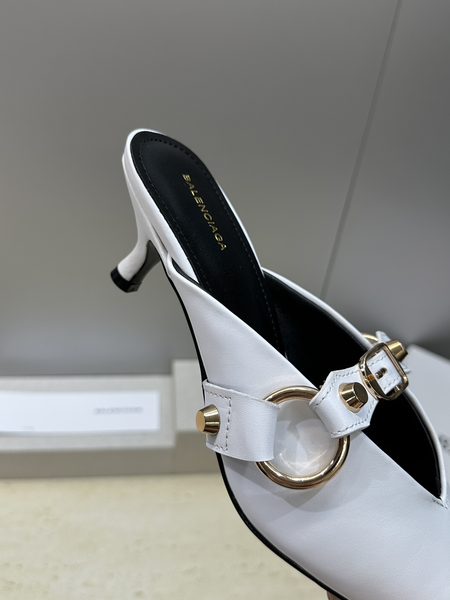 Balenciaga 2026春夏新款尖头中跟女鞋 巴黎世家字母logo五金扣气质穆勒凉拖鞋材质:鞋面进 Balenciaga 2026春夏新款尖头中跟女鞋 巴黎世家字母logo五金扣气质穆勒凉拖鞋材质:鞋面进