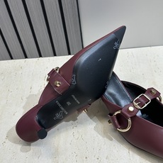 Balenciaga 2026春夏新款尖头中跟女鞋 巴黎世家字母logo五金扣气质穆勒凉拖鞋材质:鞋面进 Balenciaga 2026春夏新款尖头中跟女鞋 巴黎世家字母logo五金扣气质穆勒凉拖鞋材质:鞋面进