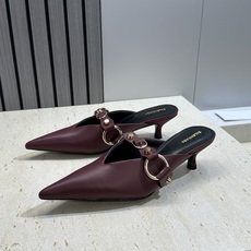 Balenciaga 2026春夏新款尖头中跟女鞋 巴黎世家字母logo五金扣气质穆勒凉拖鞋材质:鞋面进 Balenciaga 2026春夏新款尖头中跟女鞋 巴黎世家字母logo五金扣气质穆勒凉拖鞋材质:鞋面进
