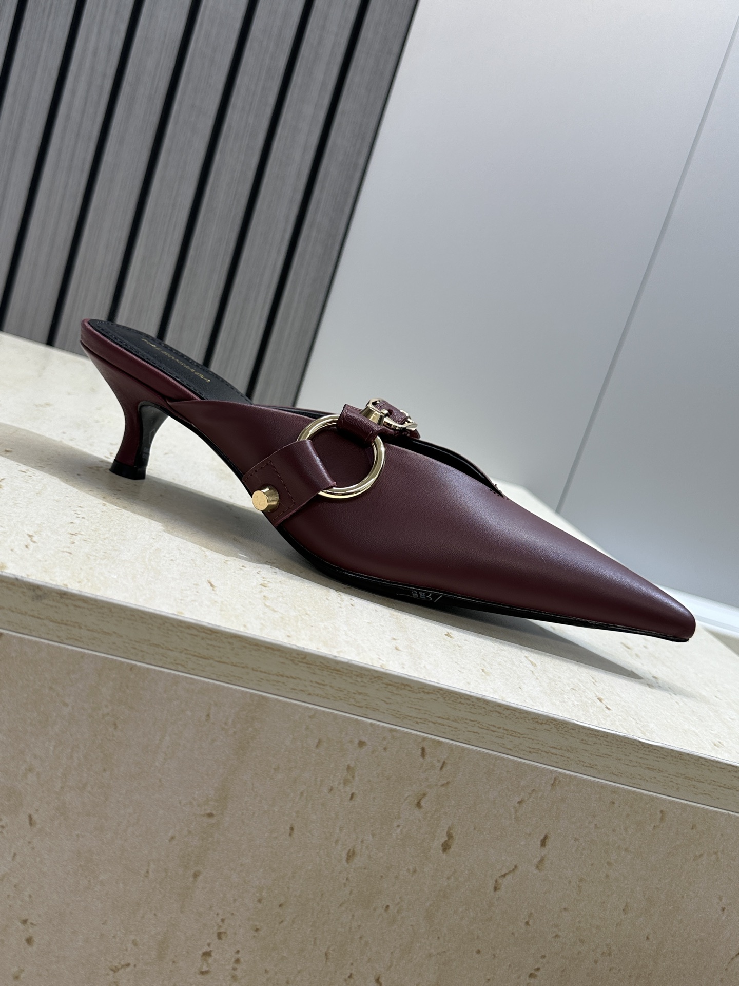 Balenciaga 2026春夏新款尖头中跟女鞋 巴黎世家字母logo五金扣气质穆勒凉拖鞋材质:鞋面进 Balenciaga 2026春夏新款尖头中跟女鞋 巴黎世家字母logo五金扣气质穆勒凉拖鞋材质:鞋面进