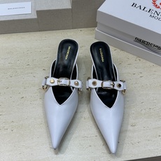 Balenciaga 2026春夏新款尖头中跟女鞋 巴黎世家字母logo五金扣气质穆勒凉拖鞋材质:鞋面进 Balenciaga 2026春夏新款尖头中跟女鞋 巴黎世家字母logo五金扣气质穆勒凉拖鞋材质:鞋面进