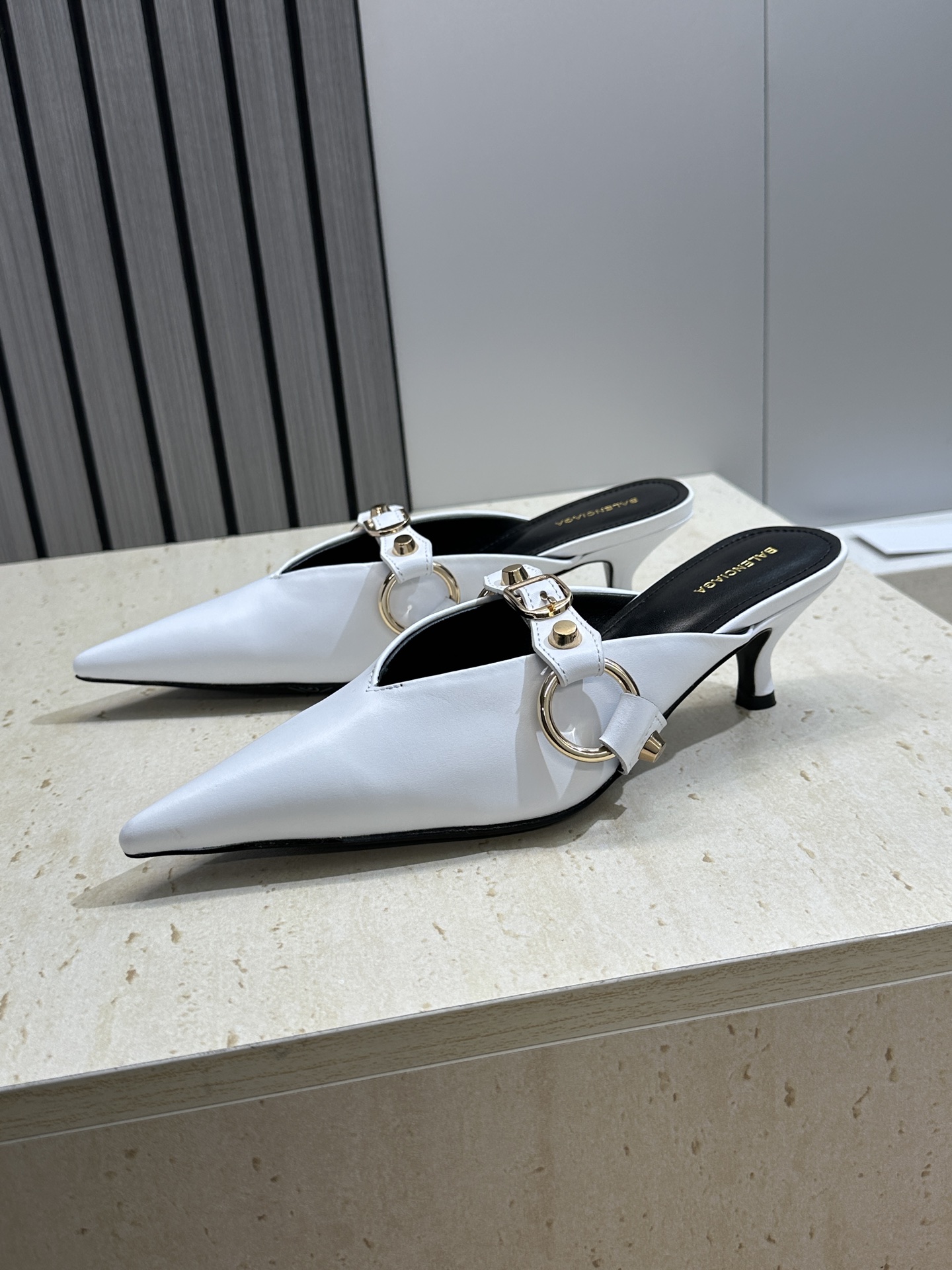 Balenciaga 2026春夏新款尖头中跟女鞋 巴黎世家字母logo五金扣气质穆勒凉拖鞋材质:鞋面进 Balenciaga 2026春夏新款尖头中跟女鞋 巴黎世家字母logo五金扣气质穆勒凉拖鞋材质:鞋面进