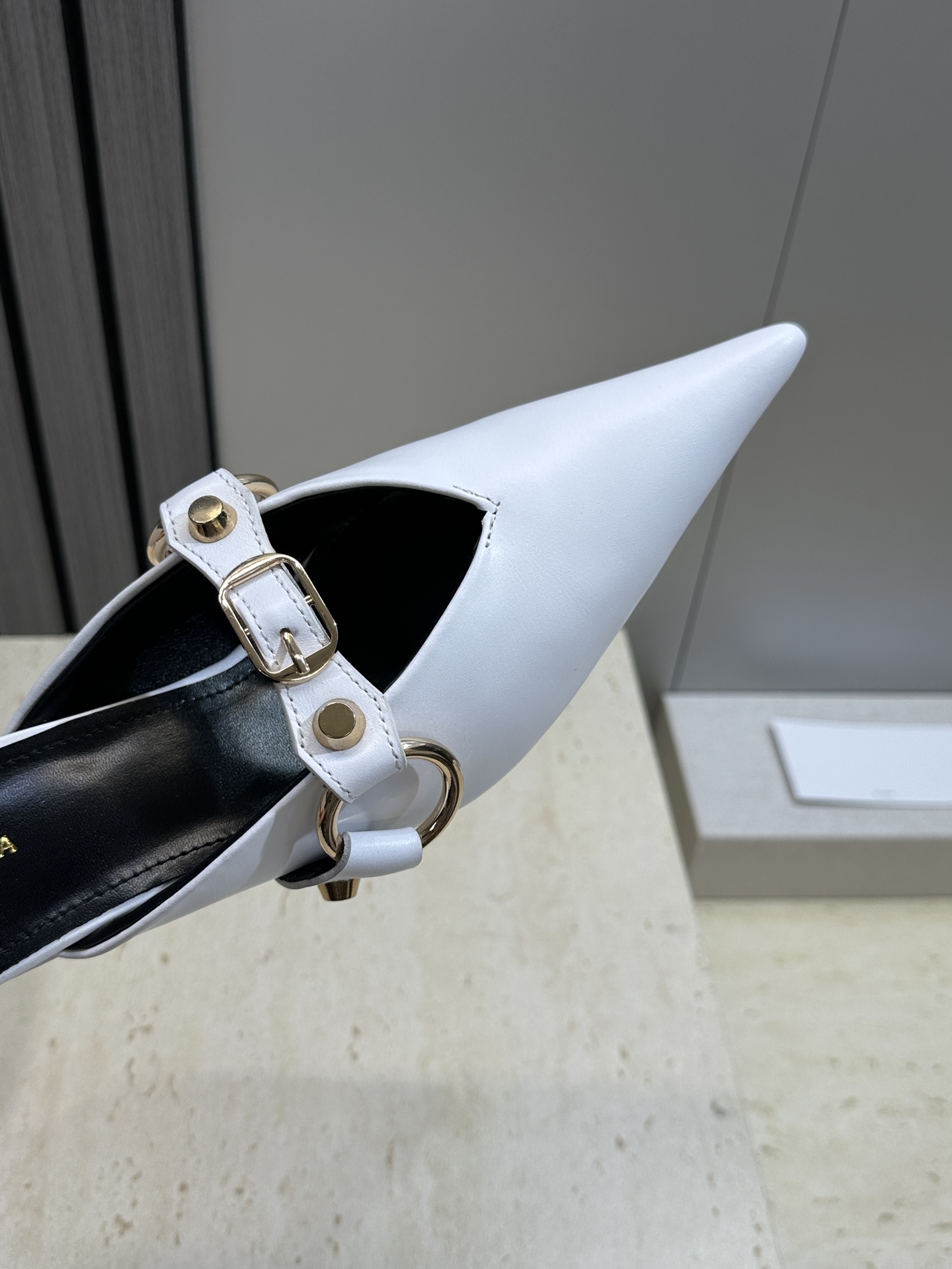 Balenciaga 2026春夏新款尖头中跟女鞋 巴黎世家字母logo五金扣气质穆勒凉拖鞋材质:鞋面进 Balenciaga 2026春夏新款尖头中跟女鞋 巴黎世家字母logo五金扣气质穆勒凉拖鞋材质:鞋面进