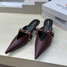 Balenciaga 2026春夏新款尖头中跟女鞋 巴黎世家字母logo五金扣气质穆勒凉拖鞋材质:鞋面进 Balenciaga 2026春夏新款尖头中跟女鞋 巴黎世家字母logo五金扣气质穆勒凉拖鞋材质:鞋面进