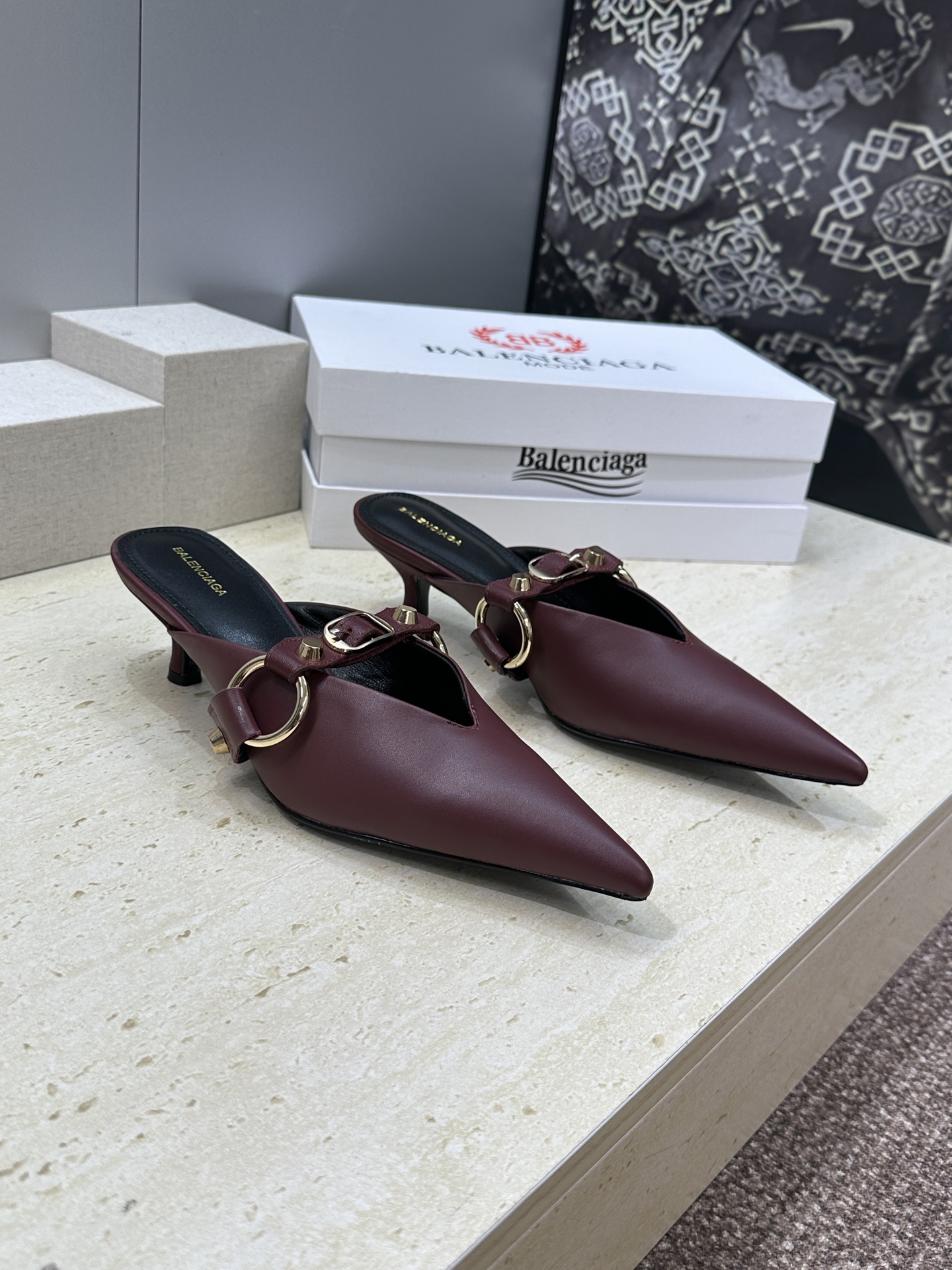 Balenciaga 2026春夏新款尖头中跟女鞋 巴黎世家字母logo五金扣气质穆勒凉拖鞋材质:鞋面进