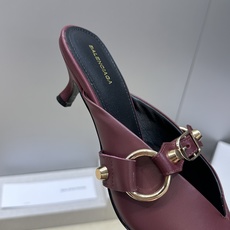 Balenciaga 2026春夏新款尖头中跟女鞋 巴黎世家字母logo五金扣气质穆勒凉拖鞋材质:鞋面进 Balenciaga 2026春夏新款尖头中跟女鞋 巴黎世家字母logo五金扣气质穆勒凉拖鞋材质:鞋面进