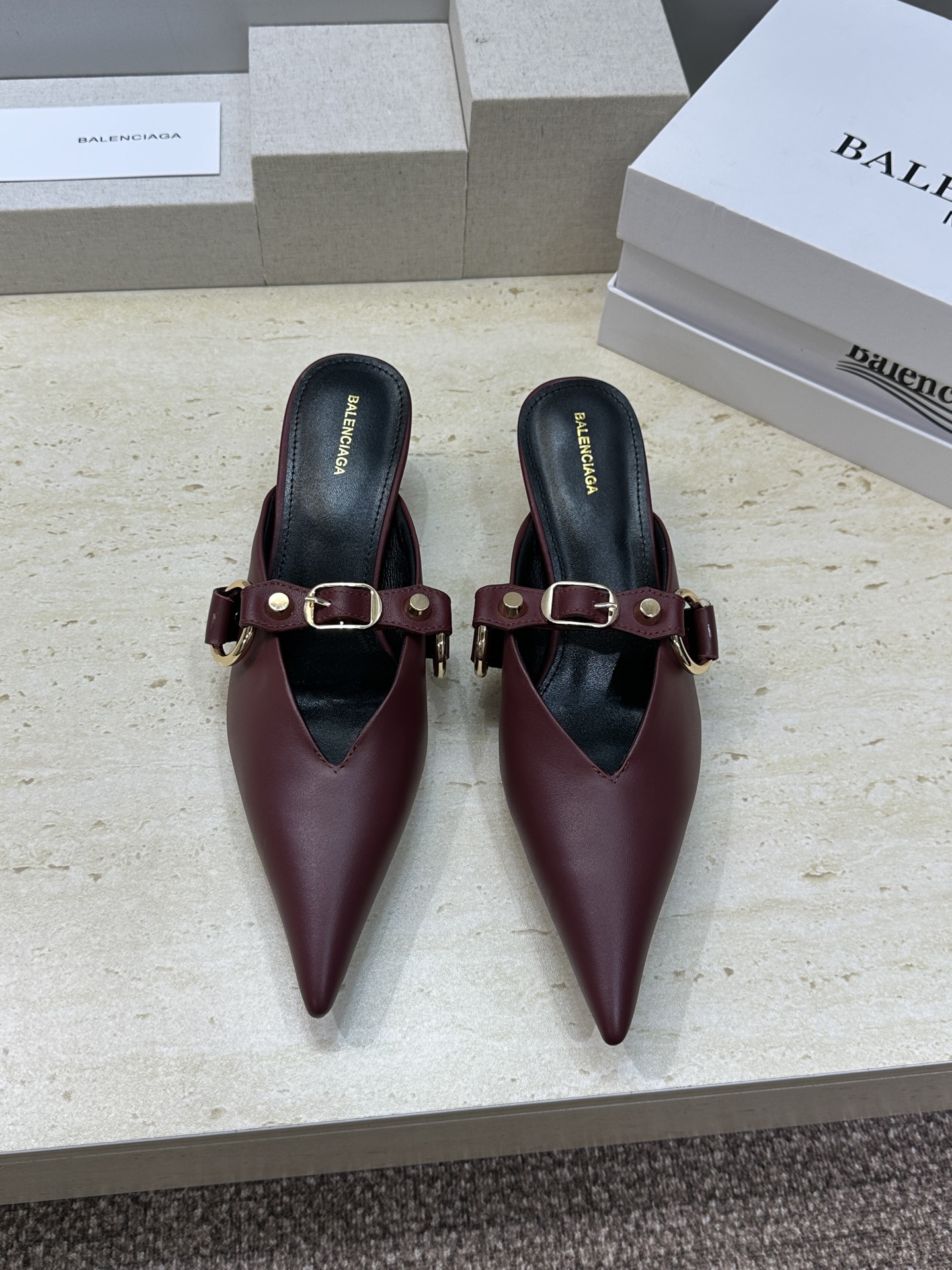 Balenciaga 2026春夏新款尖头中跟女鞋 巴黎世家字母logo五金扣气质穆勒凉拖鞋材质:鞋面进 Balenciaga 2026春夏新款尖头中跟女鞋 巴黎世家字母logo五金扣气质穆勒凉拖鞋材质:鞋面进