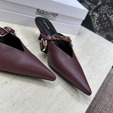 Balenciaga 2026春夏新款尖头中跟女鞋 巴黎世家字母logo五金扣气质穆勒凉拖鞋材质:鞋面进 Balenciaga 2026春夏新款尖头中跟女鞋 巴黎世家字母logo五金扣气质穆勒凉拖鞋材质:鞋面进
