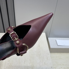 Balenciaga 2026春夏新款尖头中跟女鞋 巴黎世家字母logo五金扣气质穆勒凉拖鞋材质:鞋面进 Balenciaga 2026春夏新款尖头中跟女鞋 巴黎世家字母logo五金扣气质穆勒凉拖鞋材质:鞋面进