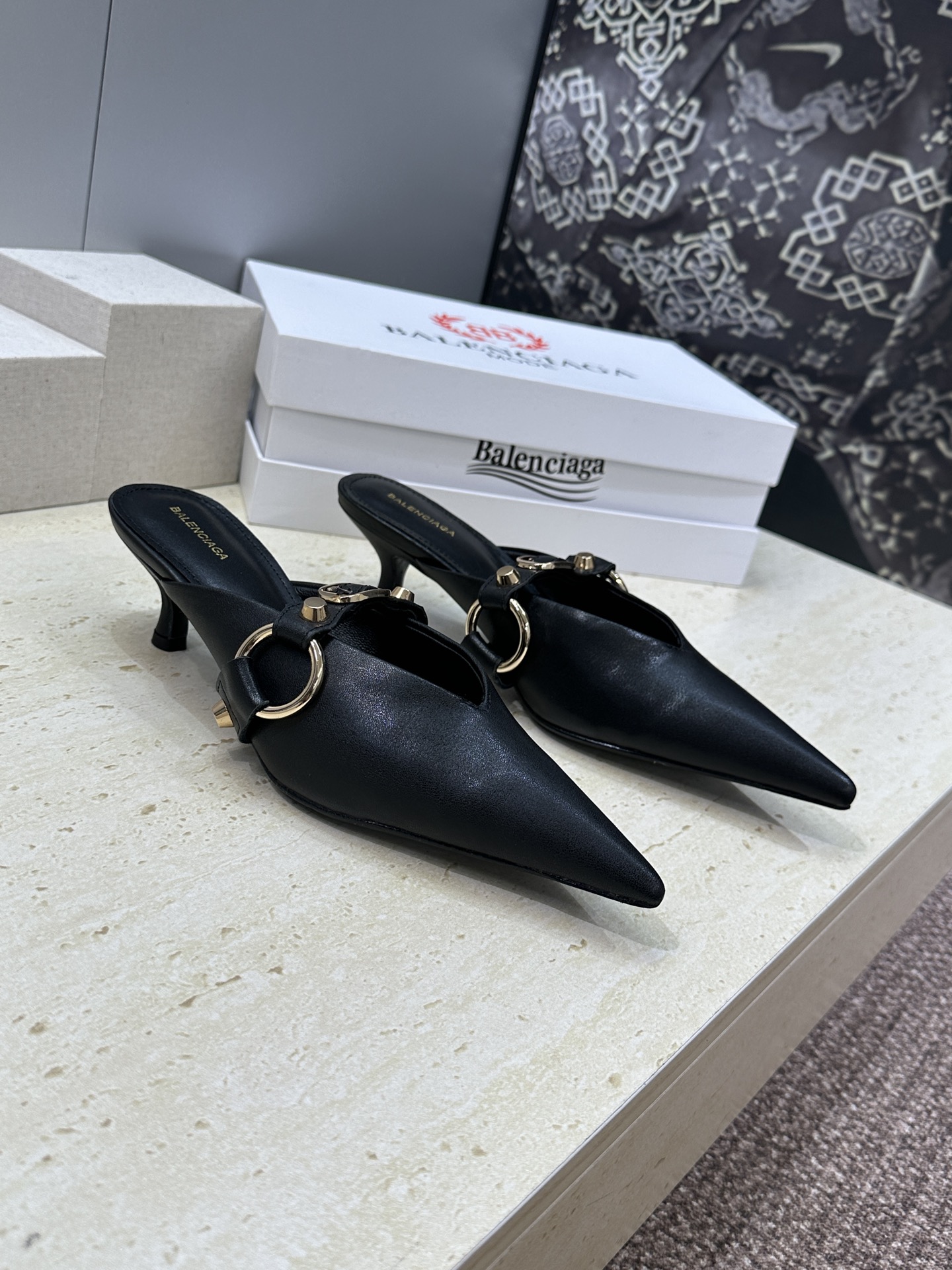 Balenciaga 2026春夏新款尖头中跟女鞋 巴黎世家字母logo五金扣气质穆勒凉拖鞋材质:鞋面进