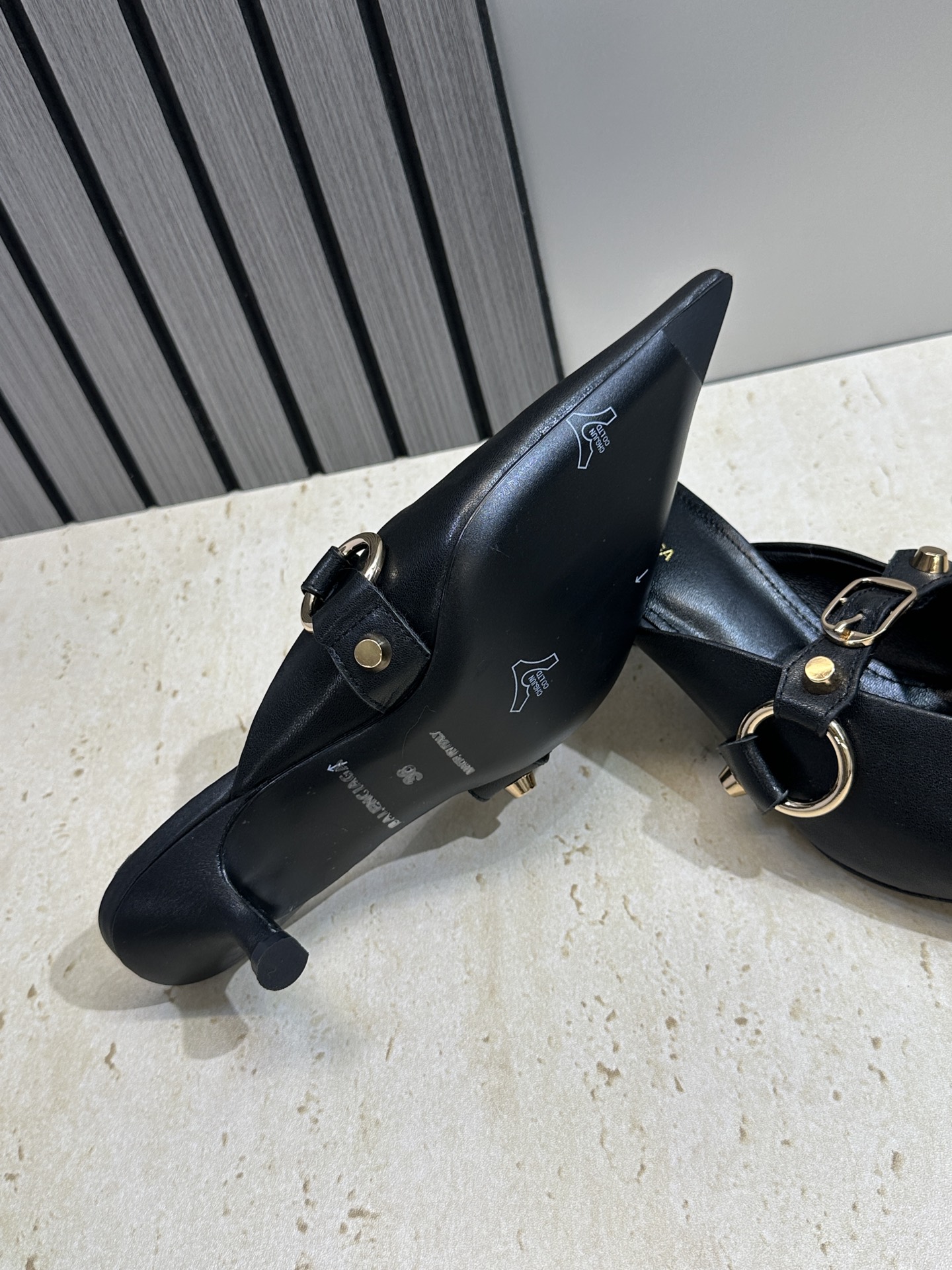Balenciaga 2026春夏新款尖头中跟女鞋 巴黎世家字母logo五金扣气质穆勒凉拖鞋材质:鞋面进 Balenciaga 2026春夏新款尖头中跟女鞋 巴黎世家字母logo五金扣气质穆勒凉拖鞋材质:鞋面进