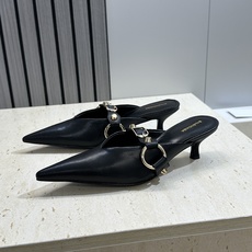 Balenciaga 2026春夏新款尖头中跟女鞋 巴黎世家字母logo五金扣气质穆勒凉拖鞋材质:鞋面进 Balenciaga 2026春夏新款尖头中跟女鞋 巴黎世家字母logo五金扣气质穆勒凉拖鞋材质:鞋面进