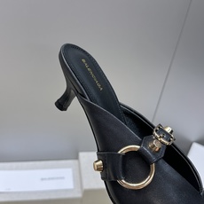 Balenciaga 2026春夏新款尖头中跟女鞋 巴黎世家字母logo五金扣气质穆勒凉拖鞋材质:鞋面进 Balenciaga 2026春夏新款尖头中跟女鞋 巴黎世家字母logo五金扣气质穆勒凉拖鞋材质:鞋面进