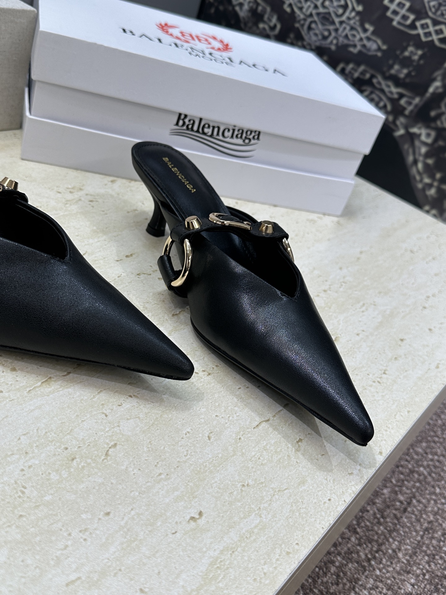 Balenciaga 2026春夏新款尖头中跟女鞋 巴黎世家字母logo五金扣气质穆勒凉拖鞋材质:鞋面进 Balenciaga 2026春夏新款尖头中跟女鞋 巴黎世家字母logo五金扣气质穆勒凉拖鞋材质:鞋面进