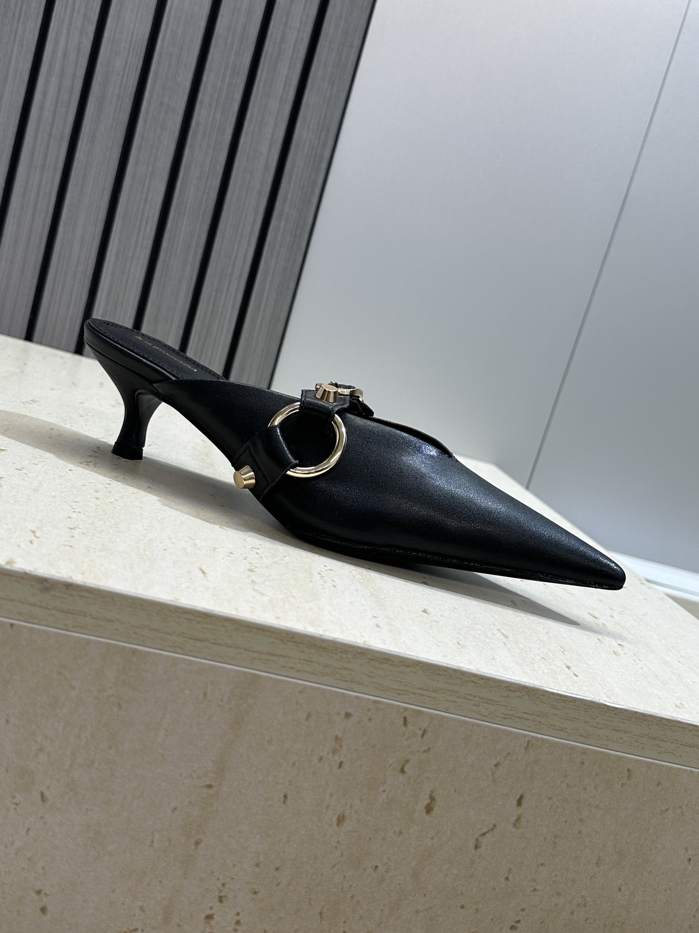 Balenciaga 2026春夏新款尖头中跟女鞋 巴黎世家字母logo五金扣气质穆勒凉拖鞋材质:鞋面进 Balenciaga 2026春夏新款尖头中跟女鞋 巴黎世家字母logo五金扣气质穆勒凉拖鞋材质:鞋面进