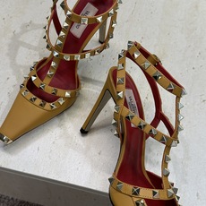 (配全套飞机盒)Valentino 2026春夏新款时尚三带铆钉铁头女鞋 华伦天奴字母logo五金扣高跟 (配全套飞机盒)Valentino 2026春夏新款时尚三带铆钉铁头女鞋 华伦天奴字母logo五金扣高跟