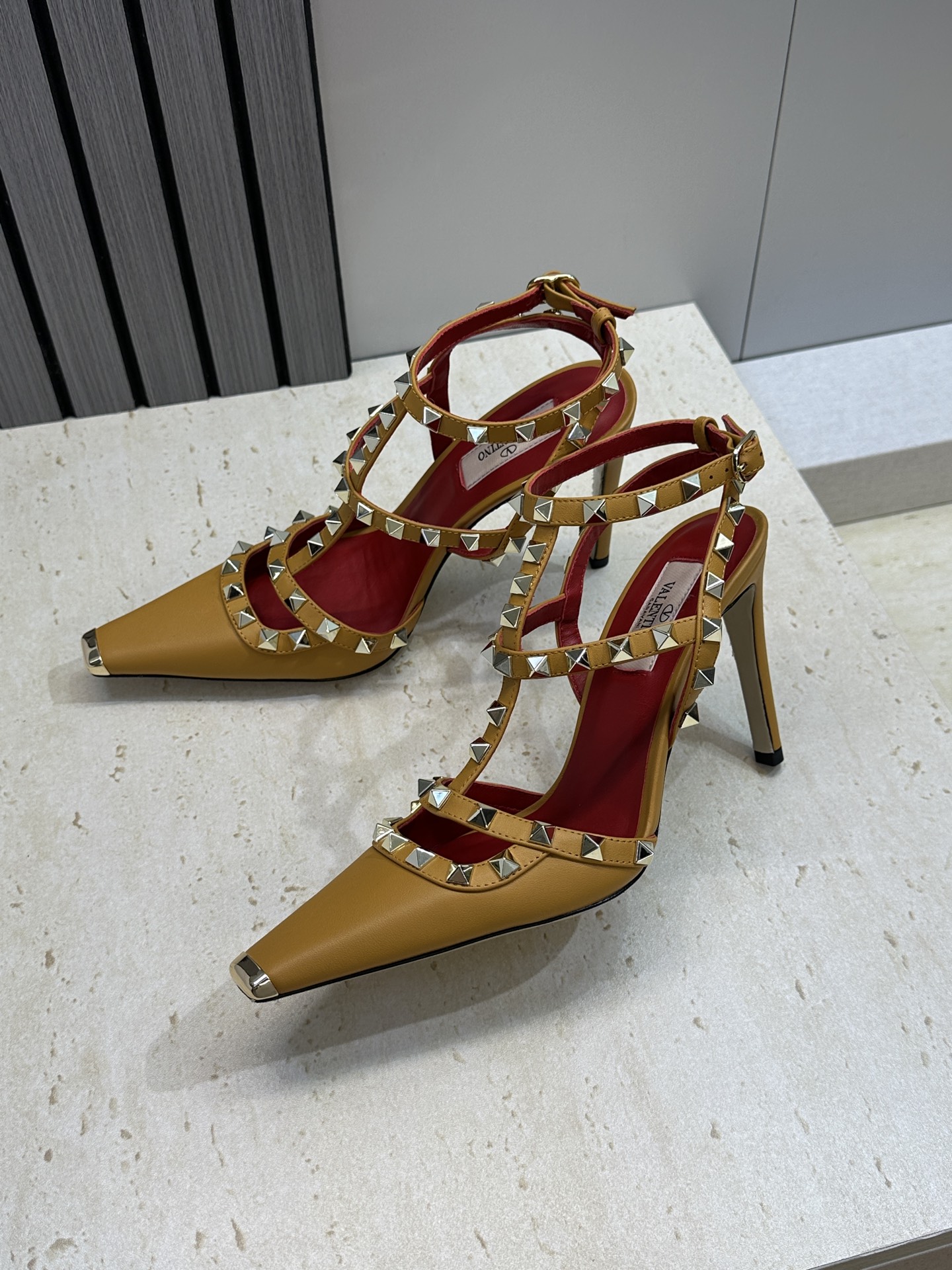 (配全套飞机盒)Valentino 2026春夏新款时尚三带铆钉铁头女鞋 华伦天奴字母logo五金扣高跟 (配全套飞机盒)Valentino 2026春夏新款时尚三带铆钉铁头女鞋 华伦天奴字母logo五金扣高跟