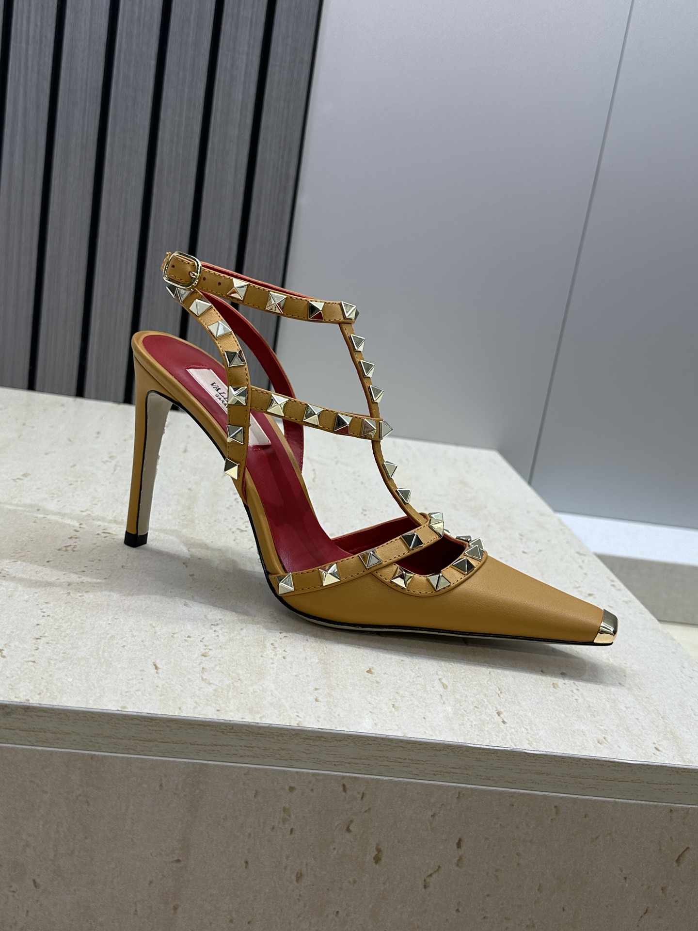 (配全套飞机盒)Valentino 2026春夏新款时尚三带铆钉铁头女鞋 华伦天奴字母logo五金扣高跟 (配全套飞机盒)Valentino 2026春夏新款时尚三带铆钉铁头女鞋 华伦天奴字母logo五金扣高跟