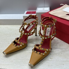 (配全套飞机盒)Valentino 2026春夏新款时尚三带铆钉铁头女鞋 华伦天奴字母logo五金扣高跟 (配全套飞机盒)Valentino 2026春夏新款时尚三带铆钉铁头女鞋 华伦天奴字母logo五金扣高跟