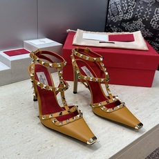 (配全套飞机盒)Valentino 2026春夏新款时尚三带铆钉铁头女鞋 华伦天奴字母logo五金扣高跟 (配全套飞机盒)Valentino 2026春夏新款时尚三带铆钉铁头女鞋 华伦天奴字母logo五金扣高跟