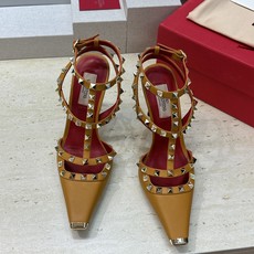 (配全套飞机盒)Valentino 2026春夏新款时尚三带铆钉铁头女鞋 华伦天奴字母logo五金扣高跟 (配全套飞机盒)Valentino 2026春夏新款时尚三带铆钉铁头女鞋 华伦天奴字母logo五金扣高跟