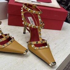 (配全套飞机盒)Valentino 2026春夏新款时尚三带铆钉铁头女鞋 华伦天奴字母logo五金扣高跟 (配全套飞机盒)Valentino 2026春夏新款时尚三带铆钉铁头女鞋 华伦天奴字母logo五金扣高跟