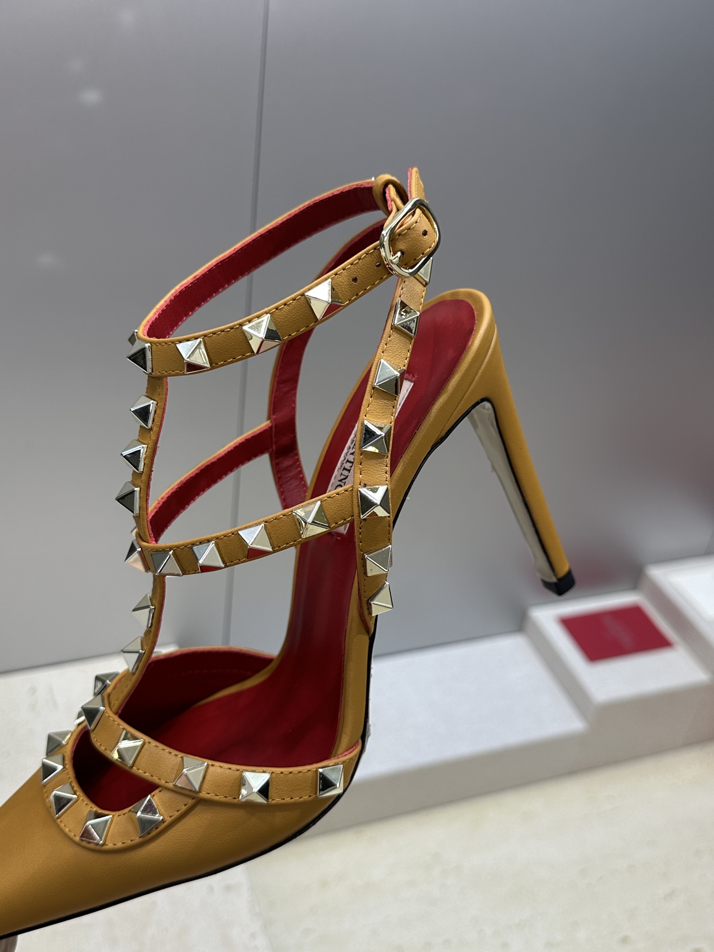(配全套飞机盒)Valentino 2026春夏新款时尚三带铆钉铁头女鞋 华伦天奴字母logo五金扣高跟 (配全套飞机盒)Valentino 2026春夏新款时尚三带铆钉铁头女鞋 华伦天奴字母logo五金扣高跟
