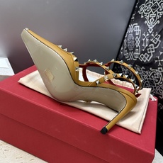 (配全套飞机盒)Valentino 2026春夏新款时尚三带铆钉铁头女鞋 华伦天奴字母logo五金扣高跟 (配全套飞机盒)Valentino 2026春夏新款时尚三带铆钉铁头女鞋 华伦天奴字母logo五金扣高跟