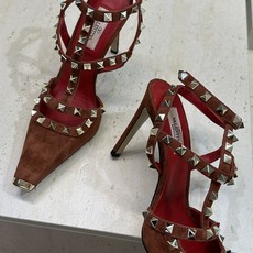 (配全套飞机盒)Valentino 2026春夏新款时尚三带铆钉铁头女鞋 华伦天奴字母logo五金扣高跟 (配全套飞机盒)Valentino 2026春夏新款时尚三带铆钉铁头女鞋 华伦天奴字母logo五金扣高跟