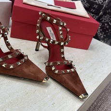 (配全套飞机盒)Valentino 2026春夏新款时尚三带铆钉铁头女鞋 华伦天奴字母logo五金扣高跟 (配全套飞机盒)Valentino 2026春夏新款时尚三带铆钉铁头女鞋 华伦天奴字母logo五金扣高跟