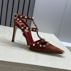 (配全套飞机盒)Valentino 2026春夏新款时尚三带铆钉铁头女鞋 华伦天奴字母logo五金扣高跟 (配全套飞机盒)Valentino 2026春夏新款时尚三带铆钉铁头女鞋 华伦天奴字母logo五金扣高跟