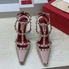(配全套飞机盒)Valentino 2026春夏新款时尚三带铆钉铁头女鞋 华伦天奴字母logo五金扣高跟 (配全套飞机盒)Valentino 2026春夏新款时尚三带铆钉铁头女鞋 华伦天奴字母logo五金扣高跟