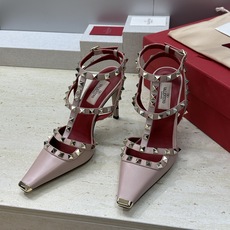(配全套飞机盒)Valentino 2026春夏新款时尚三带铆钉铁头女鞋 华伦天奴字母logo五金扣高跟 (配全套飞机盒)Valentino 2026春夏新款时尚三带铆钉铁头女鞋 华伦天奴字母logo五金扣高跟