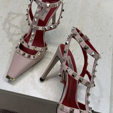 (配全套飞机盒)Valentino 2026春夏新款时尚三带铆钉铁头女鞋 华伦天奴字母logo五金扣高跟 (配全套飞机盒)Valentino 2026春夏新款时尚三带铆钉铁头女鞋 华伦天奴字母logo五金扣高跟