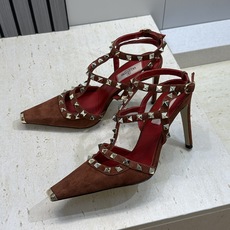(配全套飞机盒)Valentino 2026春夏新款时尚三带铆钉铁头女鞋 华伦天奴字母logo五金扣高跟 (配全套飞机盒)Valentino 2026春夏新款时尚三带铆钉铁头女鞋 华伦天奴字母logo五金扣高跟