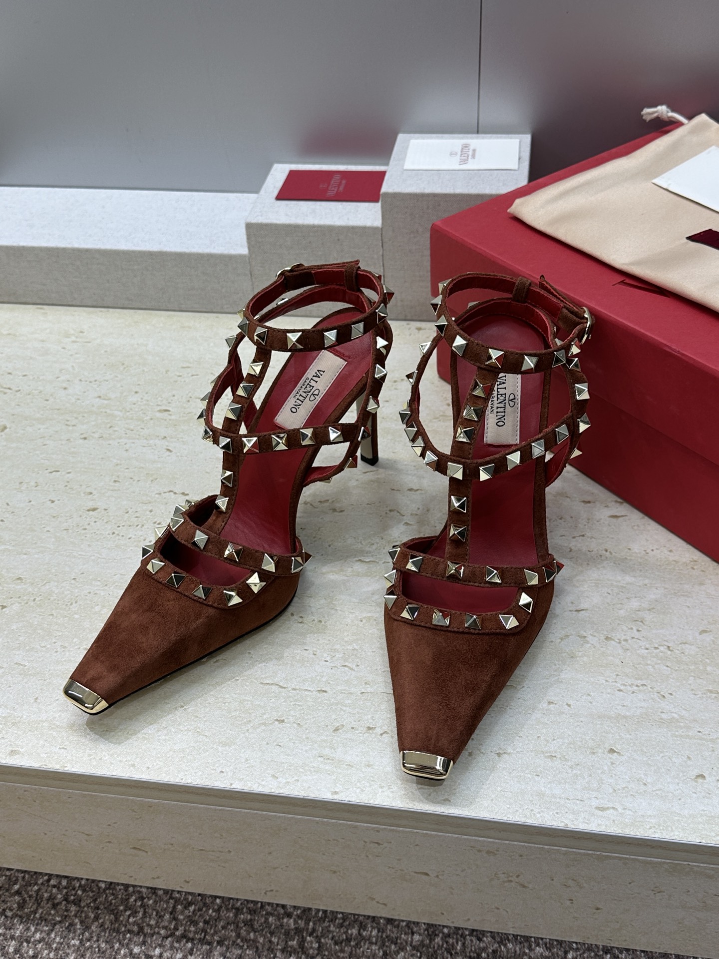 (配全套飞机盒)Valentino 2026春夏新款时尚三带铆钉铁头女鞋 华伦天奴字母logo五金扣高跟 (配全套飞机盒)Valentino 2026春夏新款时尚三带铆钉铁头女鞋 华伦天奴字母logo五金扣高跟