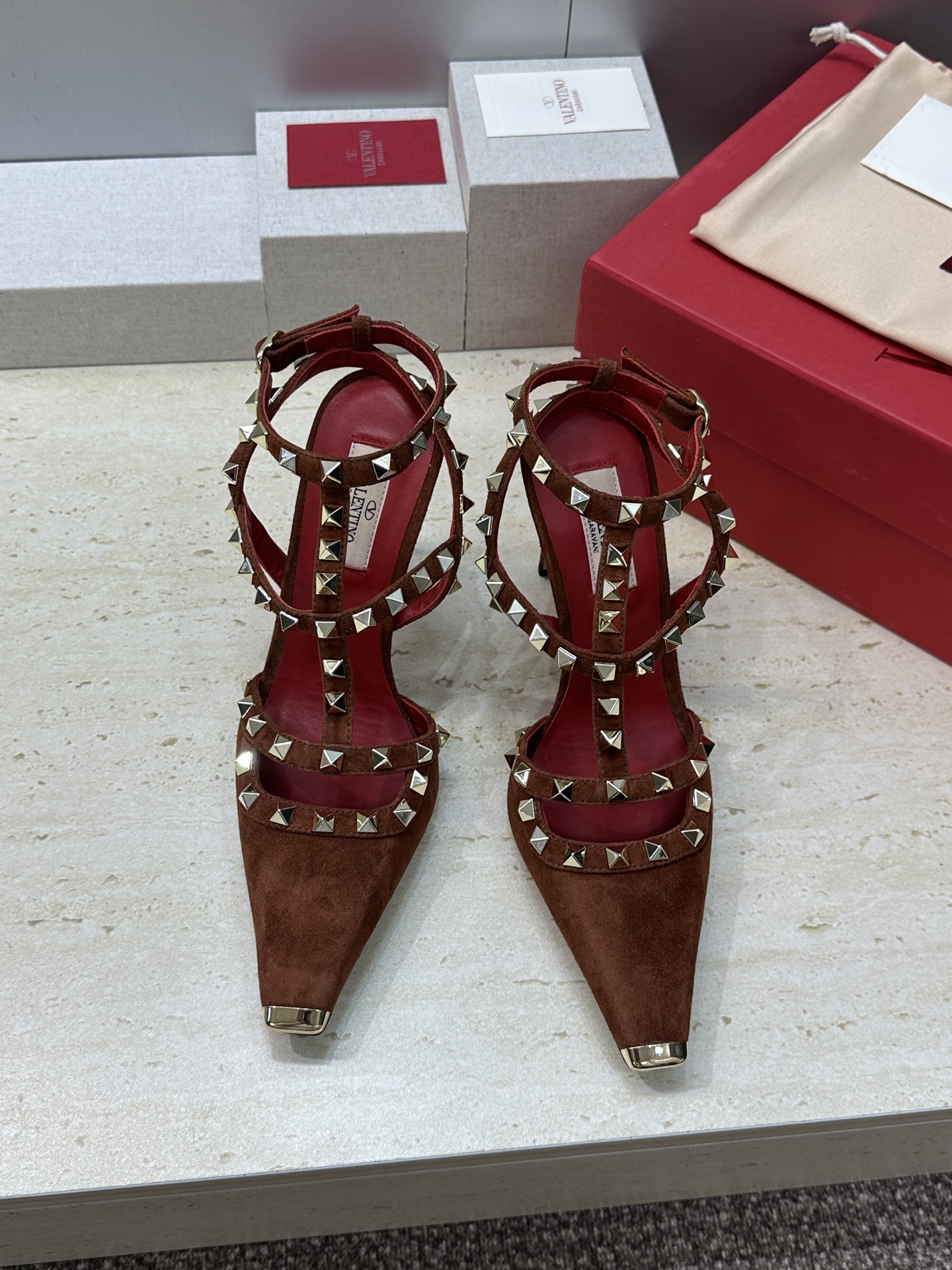 (配全套飞机盒)Valentino 2026春夏新款时尚三带铆钉铁头女鞋 华伦天奴字母logo五金扣高跟 (配全套飞机盒)Valentino 2026春夏新款时尚三带铆钉铁头女鞋 华伦天奴字母logo五金扣高跟