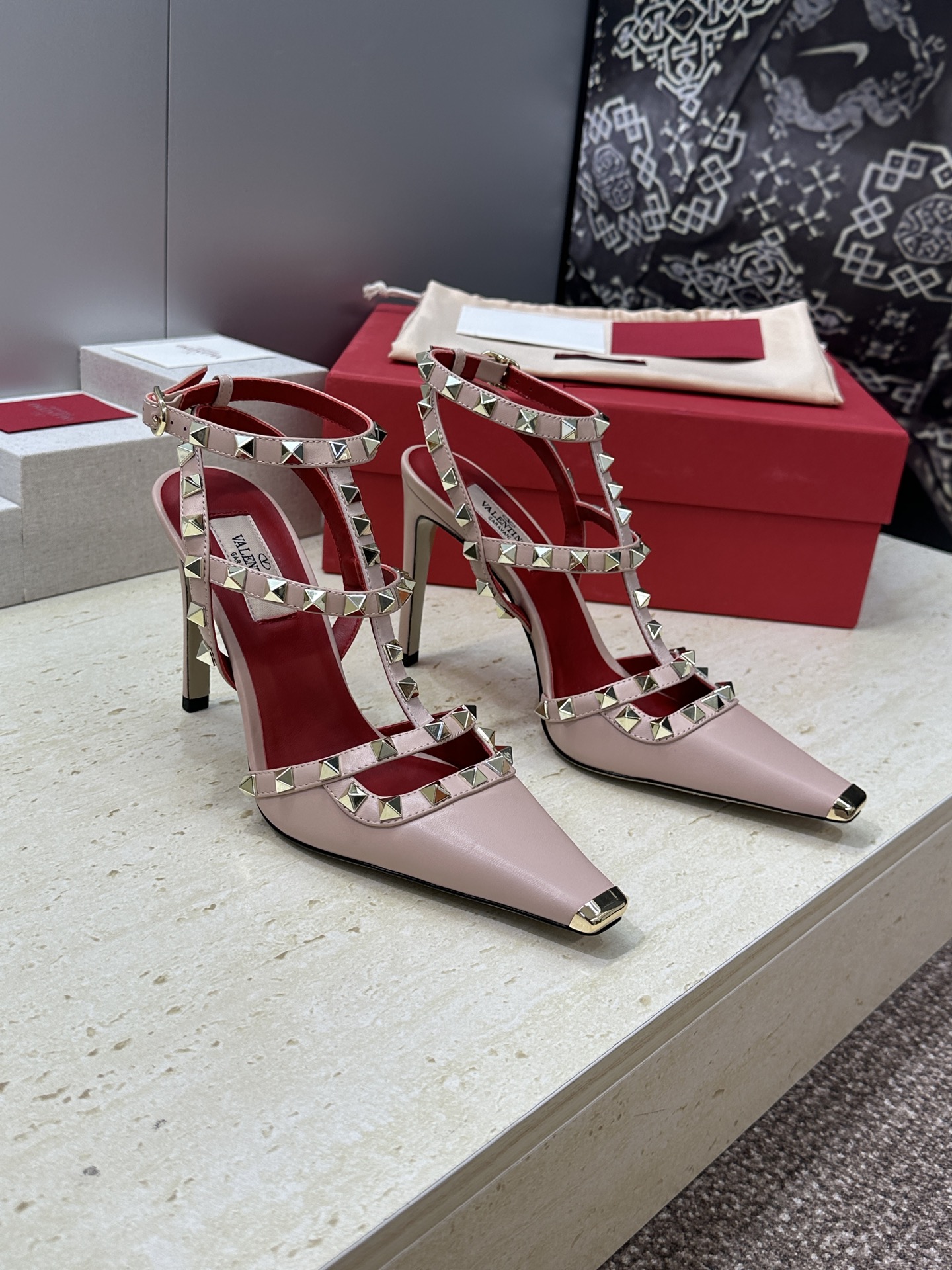 (配全套飞机盒)Valentino 2026春夏新款时尚三带铆钉铁头女鞋 华伦天奴字母logo五金扣高跟
