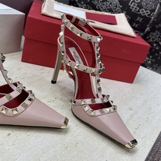(配全套飞机盒)Valentino 2026春夏新款时尚三带铆钉铁头女鞋 华伦天奴字母logo五金扣高跟 (配全套飞机盒)Valentino 2026春夏新款时尚三带铆钉铁头女鞋 华伦天奴字母logo五金扣高跟