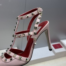 (配全套飞机盒)Valentino 2026春夏新款时尚三带铆钉铁头女鞋 华伦天奴字母logo五金扣高跟 (配全套飞机盒)Valentino 2026春夏新款时尚三带铆钉铁头女鞋 华伦天奴字母logo五金扣高跟
