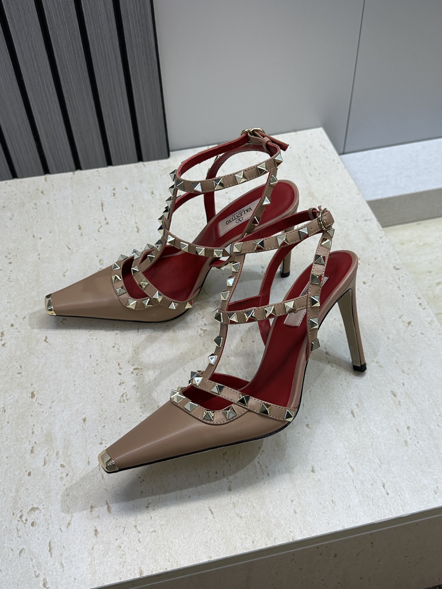 (配全套飞机盒)Valentino 2026春夏新款时尚三带铆钉铁头女鞋 华伦天奴字母logo五金扣高跟