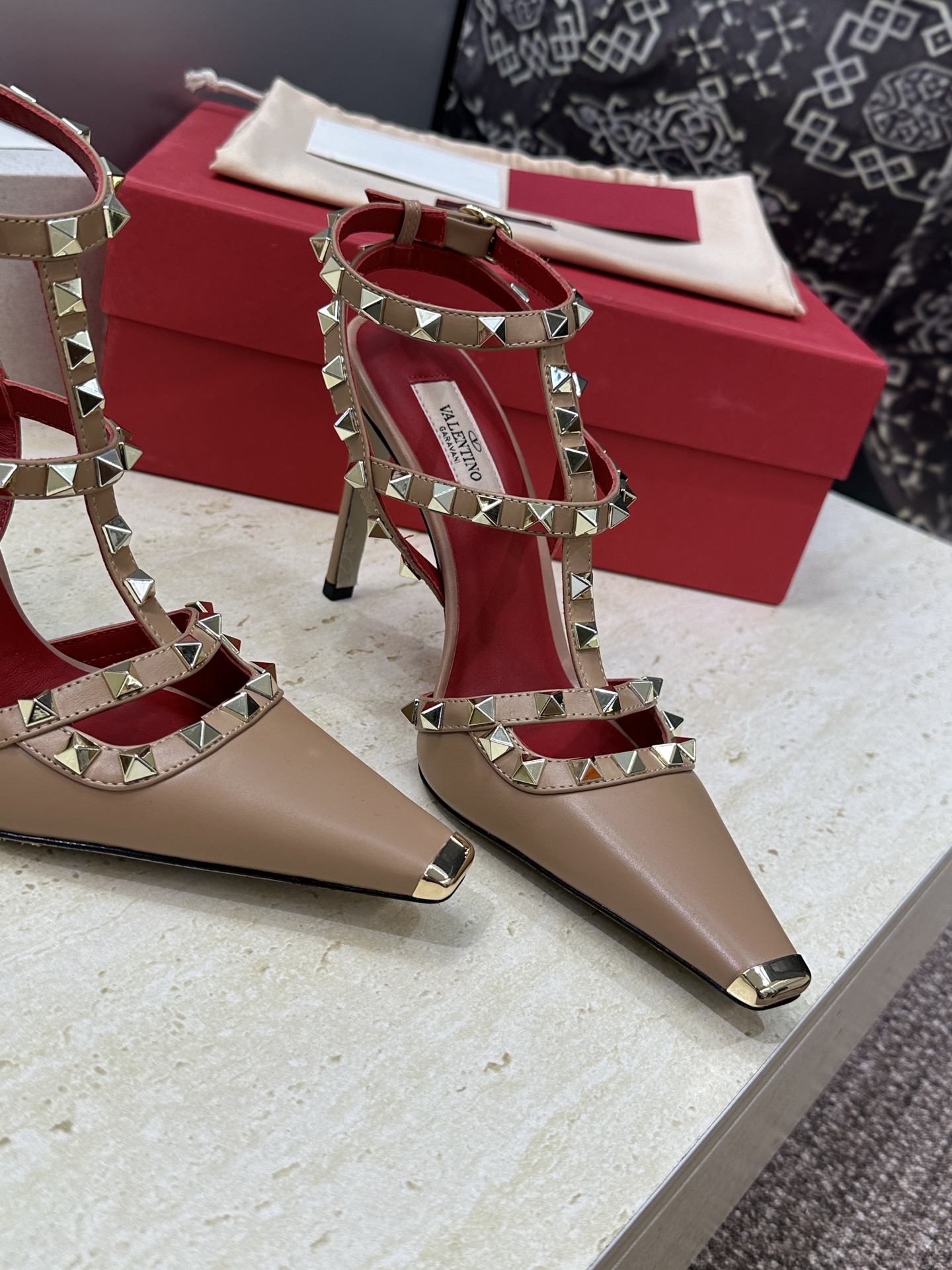 (配全套飞机盒)Valentino 2026春夏新款时尚三带铆钉铁头女鞋 华伦天奴字母logo五金扣高跟
