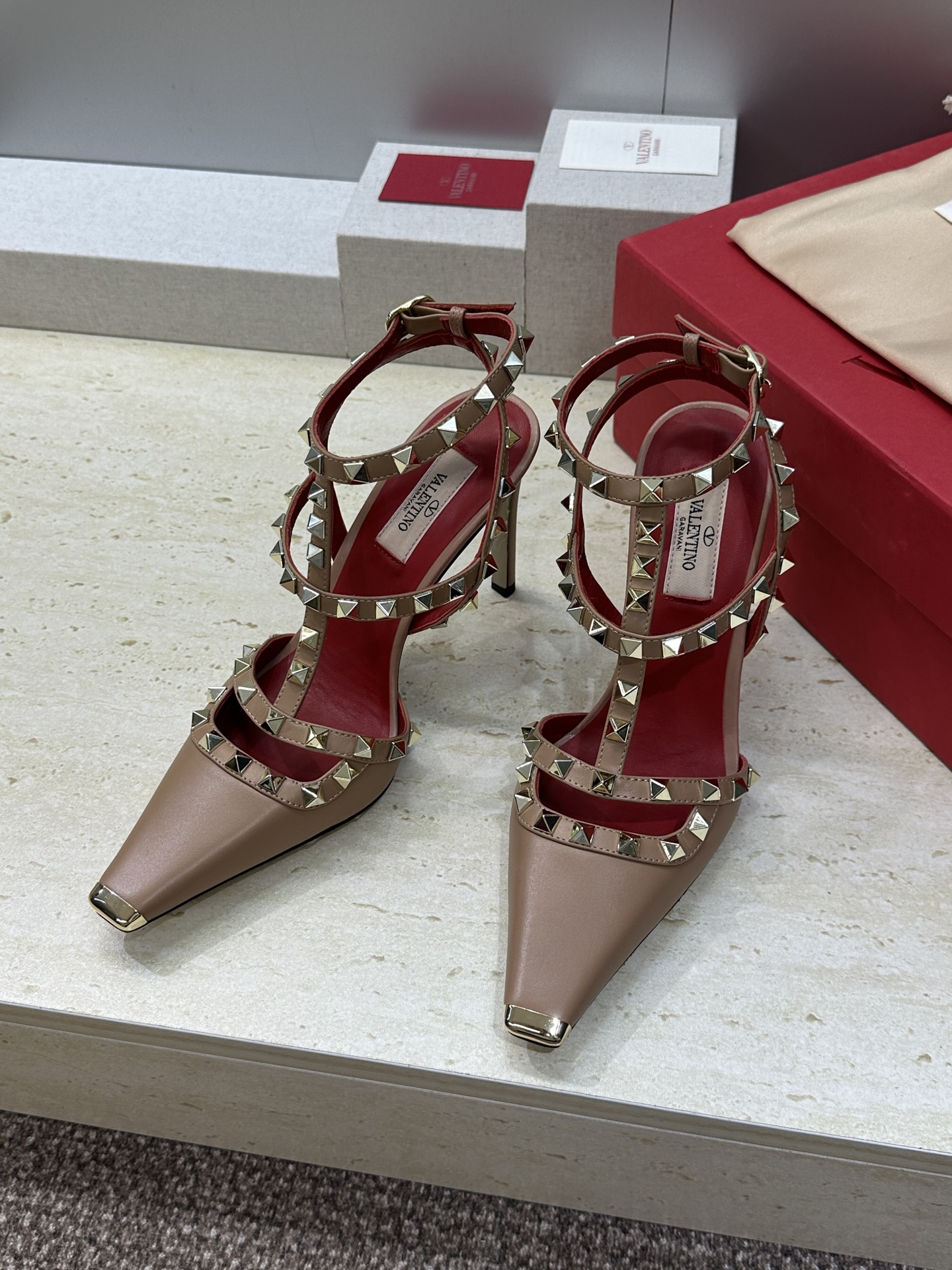 (配全套飞机盒)Valentino 2026春夏新款时尚三带铆钉铁头女鞋 华伦天奴字母logo五金扣高跟