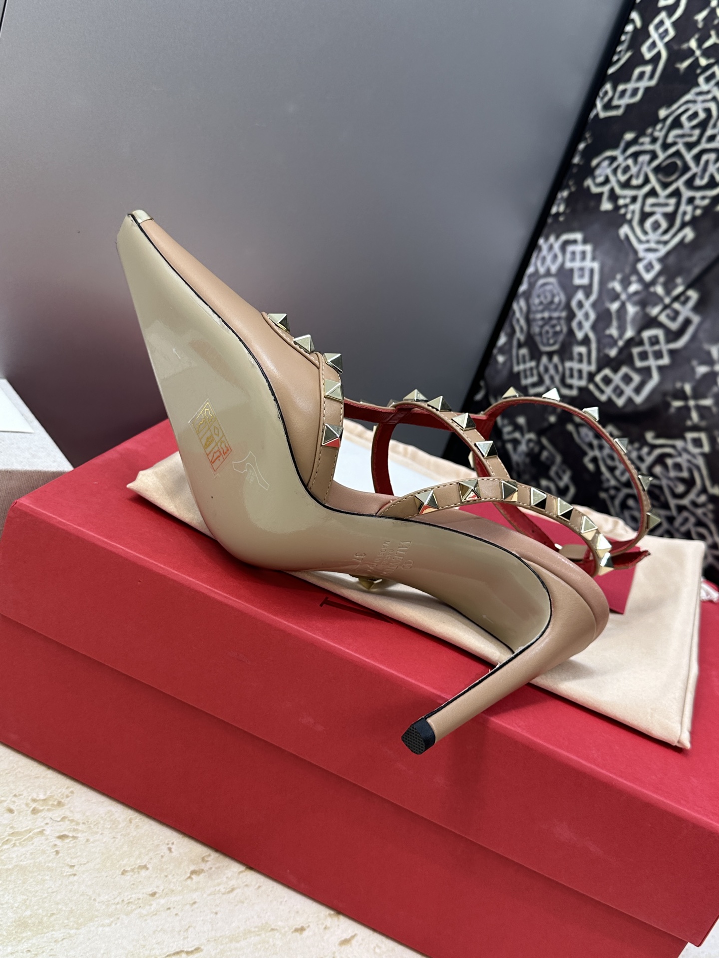 (配全套飞机盒)Valentino 2026春夏新款时尚三带铆钉铁头女鞋 华伦天奴字母logo五金扣高跟