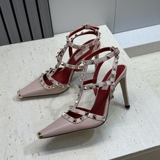 (配全套飞机盒)Valentino 2026春夏新款时尚三带铆钉铁头女鞋 华伦天奴字母logo五金扣高跟 (配全套飞机盒)Valentino 2026春夏新款时尚三带铆钉铁头女鞋 华伦天奴字母logo五金扣高跟