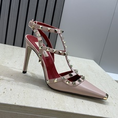 (配全套飞机盒)Valentino 2026春夏新款时尚三带铆钉铁头女鞋 华伦天奴字母logo五金扣高跟 (配全套飞机盒)Valentino 2026春夏新款时尚三带铆钉铁头女鞋 华伦天奴字母logo五金扣高跟
